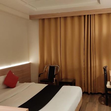 Hotel Poseidon Inn Лакхнау Экстерьер фото